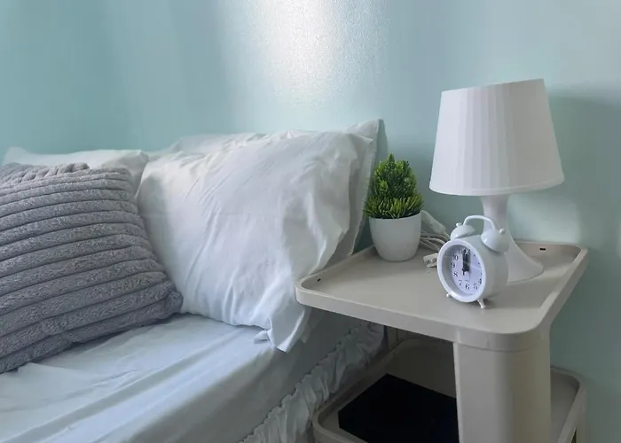 Stylish Makati 2br With Ktv And Awesome Pools! *